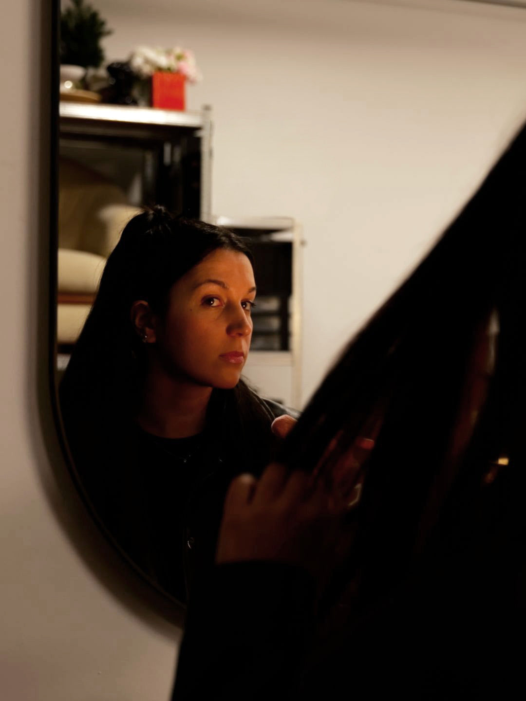 Fille qui se maquille dans l'espace beauté de notre studio vidéo et photo