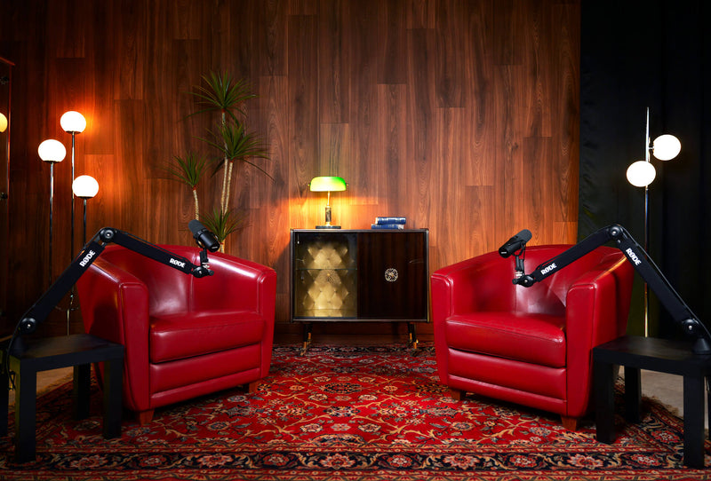 Décor Lounge avec fond en bois dans notre studio podcast Toulouse