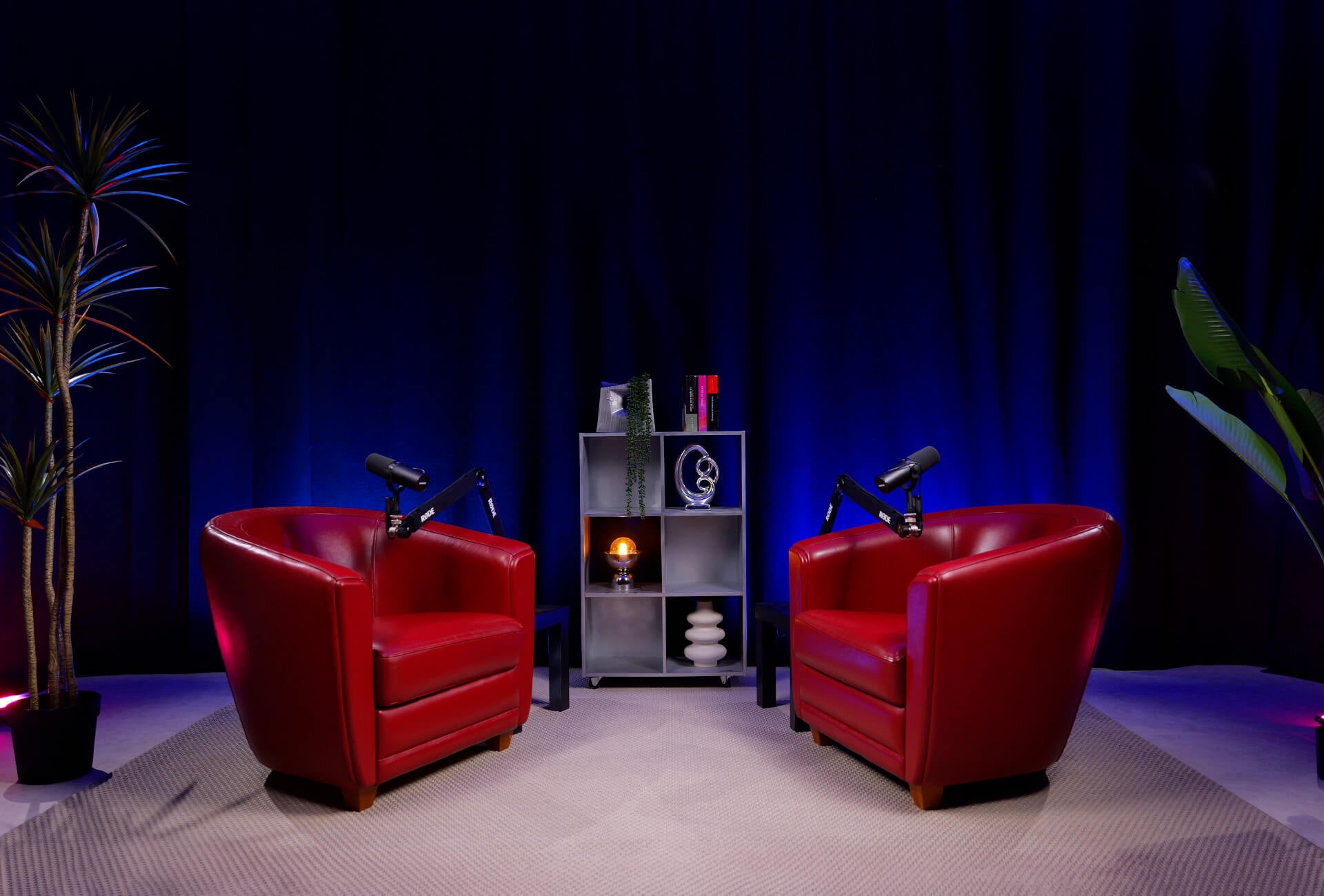 Photo du décor noir avec ses fauteuils rouges