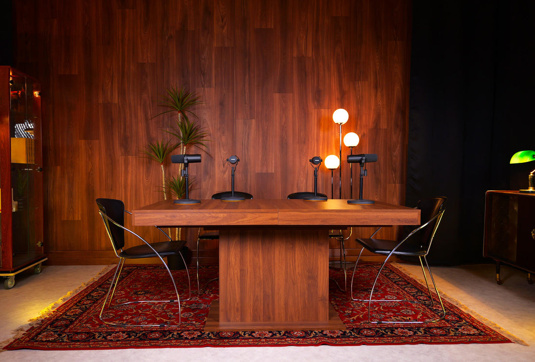 Décor de studio vidéo à Toulouse avec une table et un mur en bois