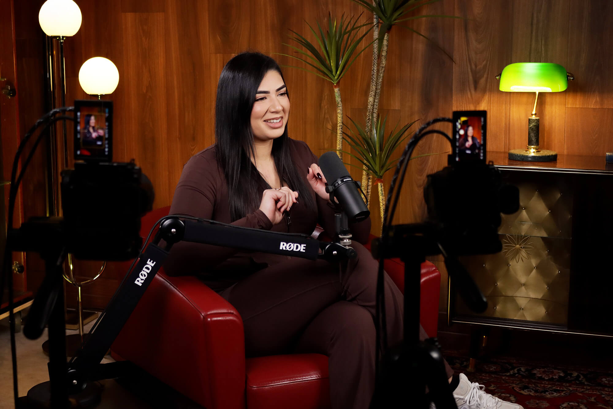 Photo retouchée d'une femme venue enregistrée ses réels dans notre studio vidéo à Toulouse