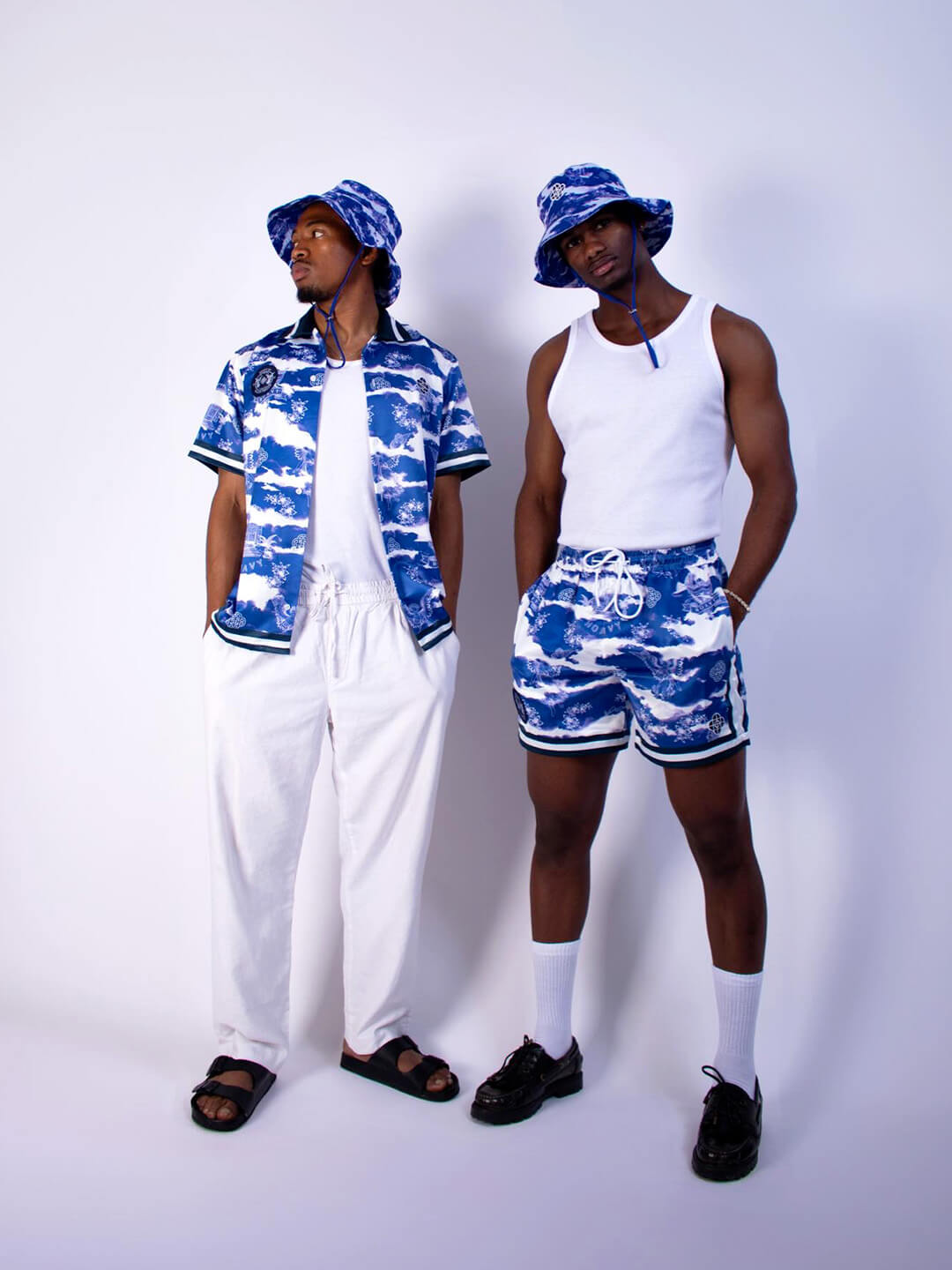 Deux hommes qui posent pour une photo de produit mode