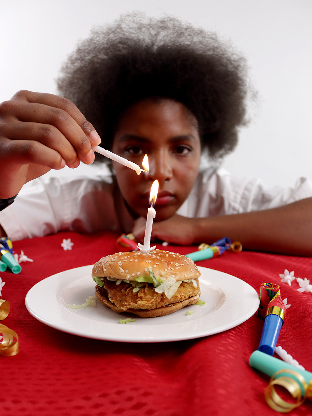 Burger avec une bougie, photo prise pour un shooting photo d'anniversaire
