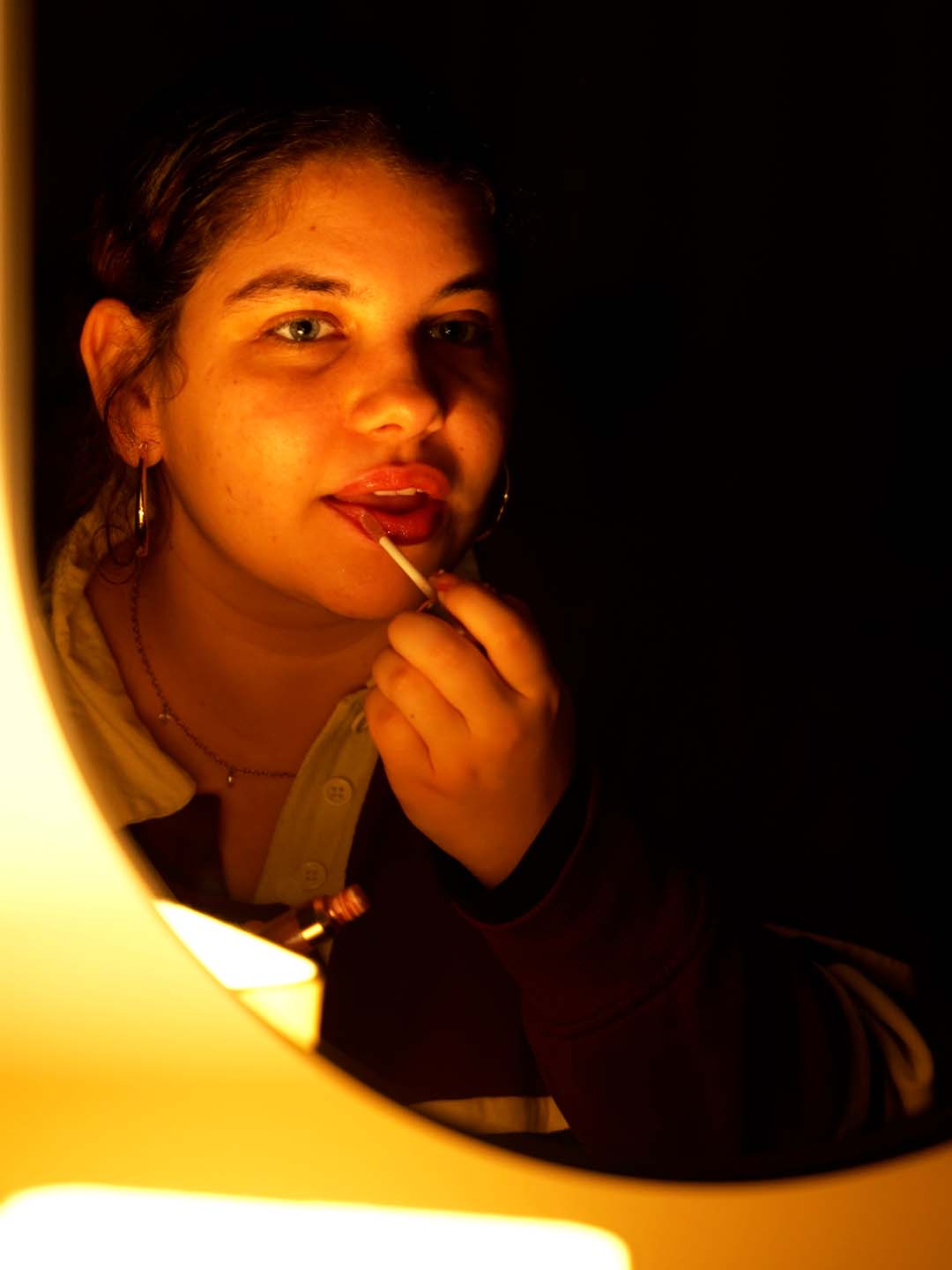 Fille qui se maquille dans l'espace beauté de notre studio vidéo et photo