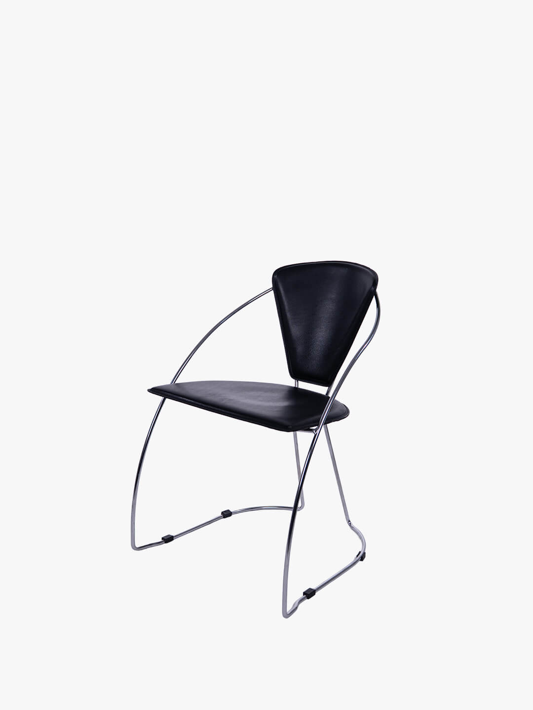 Chaise assise noire et pieds chromés