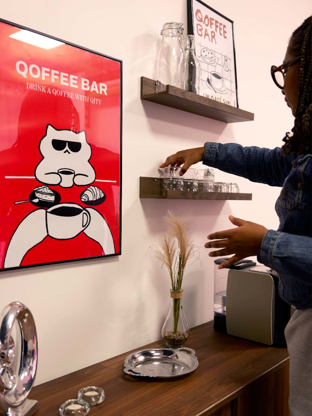 Affiche avec un chat dessiné au dessus du coffee bar de notre studio vidéo et photo