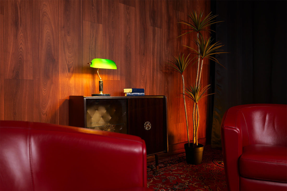 Un décor de podcast lounge avec mur en bois et des fauteuils rouges