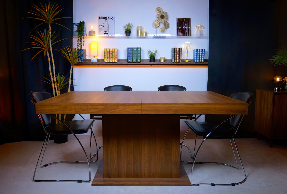 Décor de podcast avec une table en bois et un arrière plan type bibliothèque