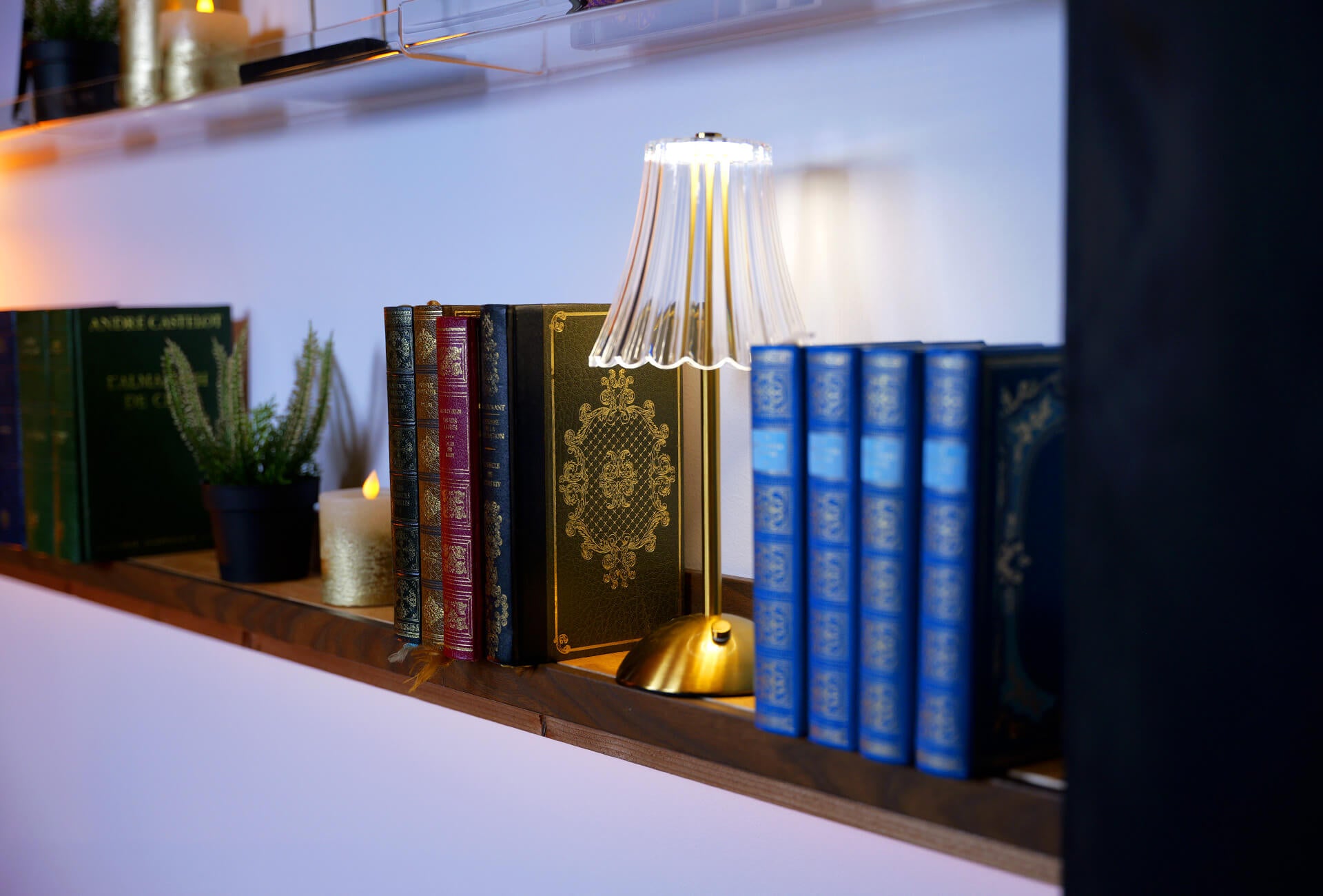 Focus sur les étagères d'un décor vidéo avec des lires et petites lumières