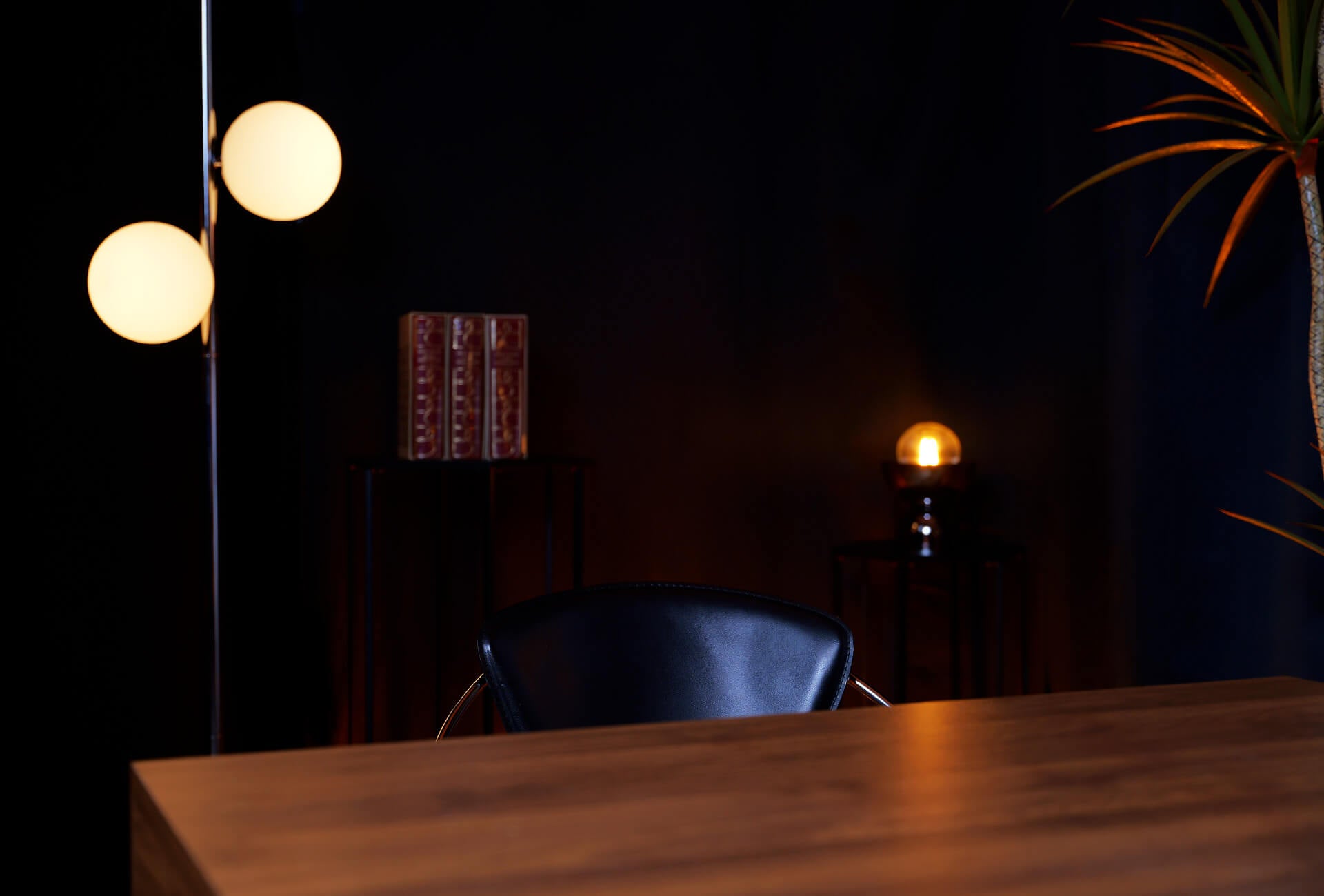 Table en premier plan avec un fond noir en arrière plan