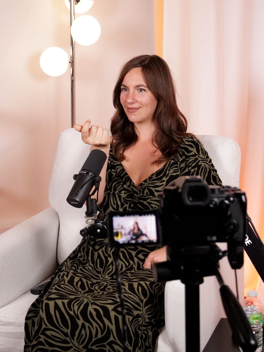 Fille qui fait un claquement de doigt face à la caméra