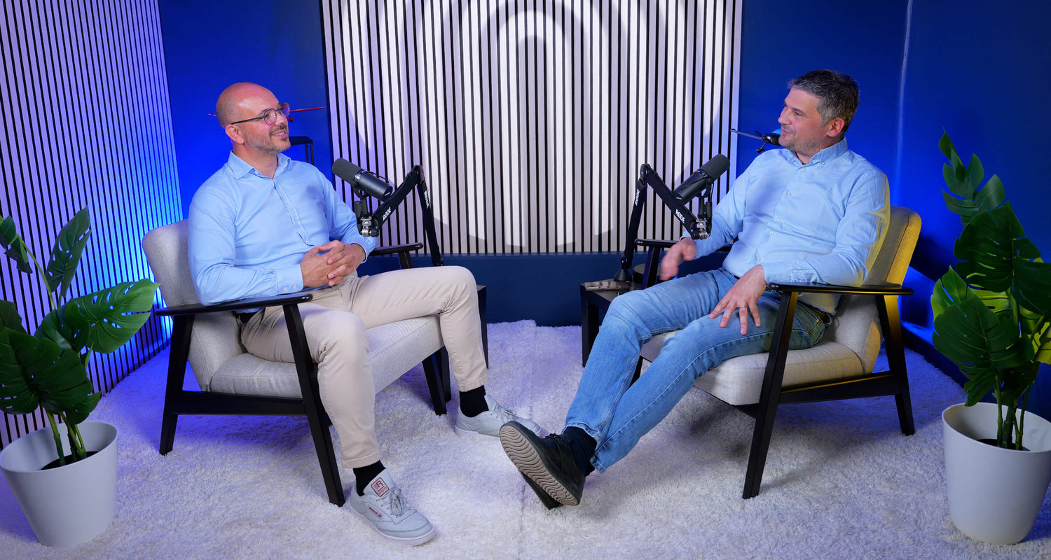 podcast tourné dans les locaux d'une entreprise à Toulouse, décor bleu avec 2 personnes assises sur un fauteuil beige