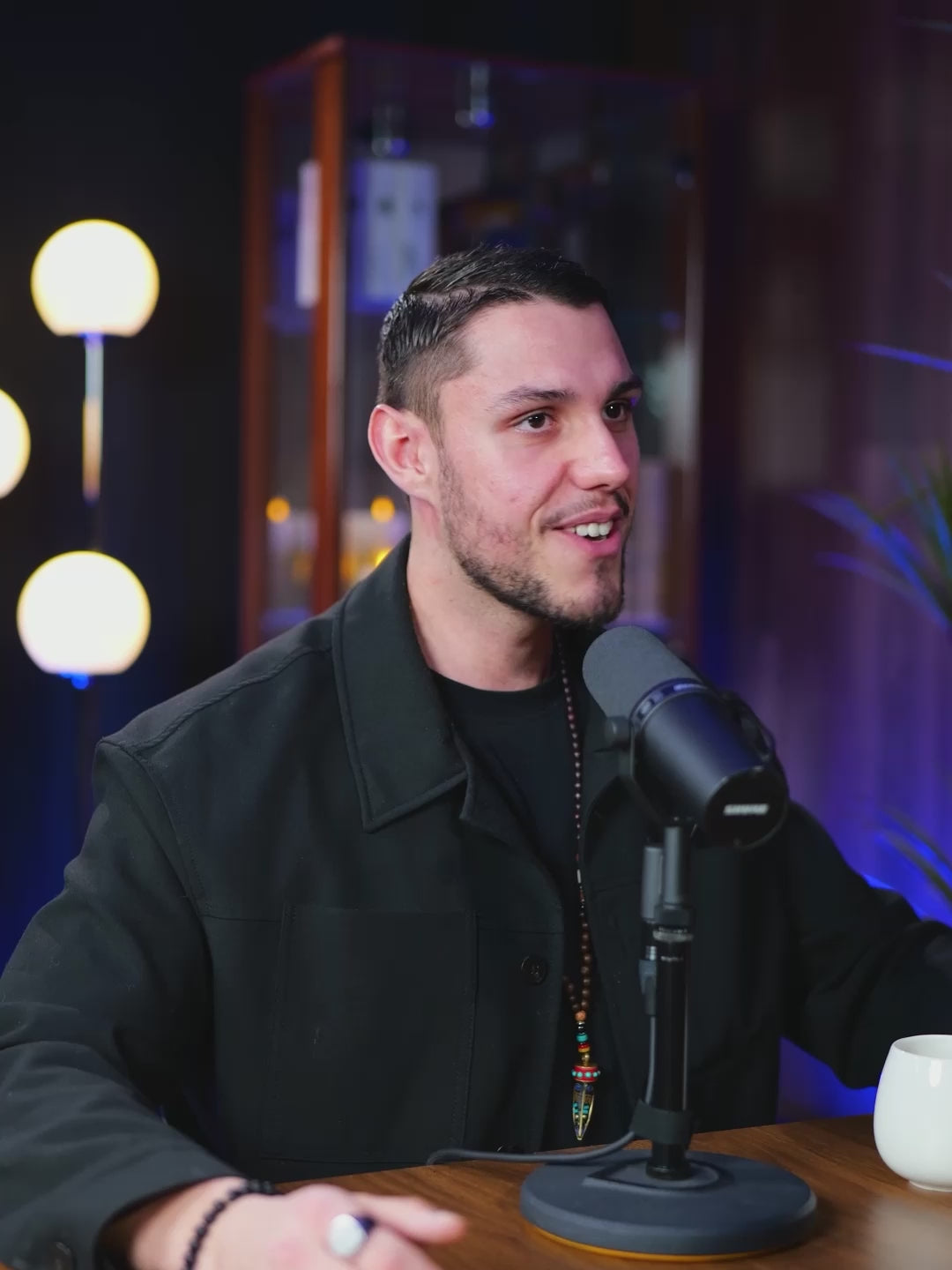 Charger la vidéo : Interview d'un entrepreneur au studio pour ses réseaux sociaux