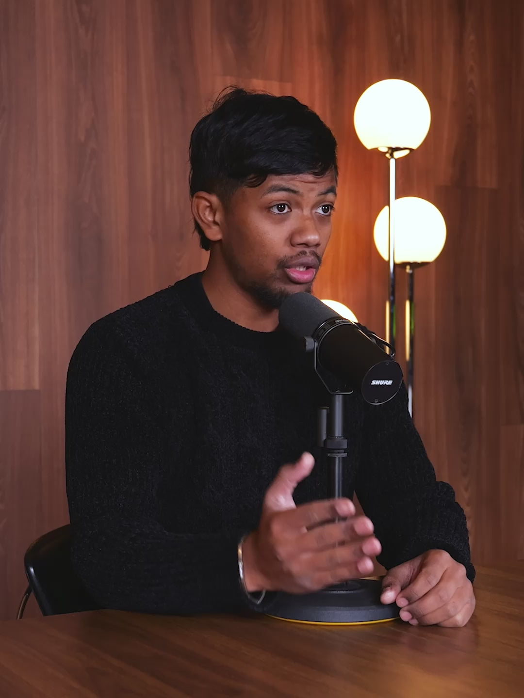 Charger la vidéo : Extrait d'une VSL tournée sur une table et un fond en bois