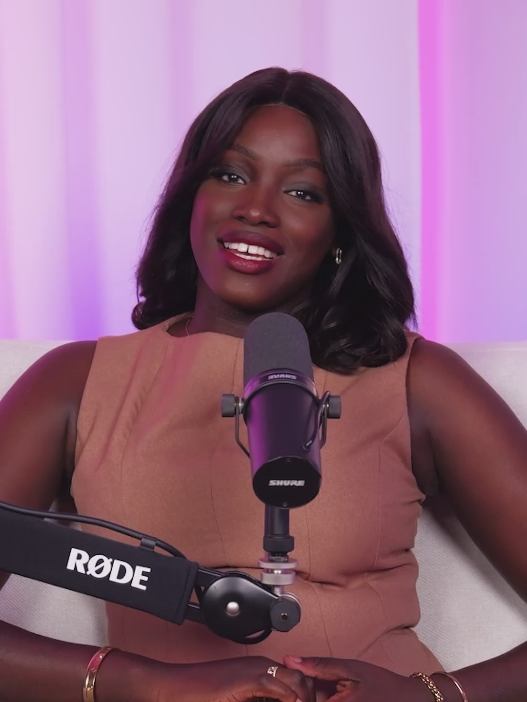 Charger la vidéo : Jeune femme qui fait la promotion de son activité dans notre studio vidéo