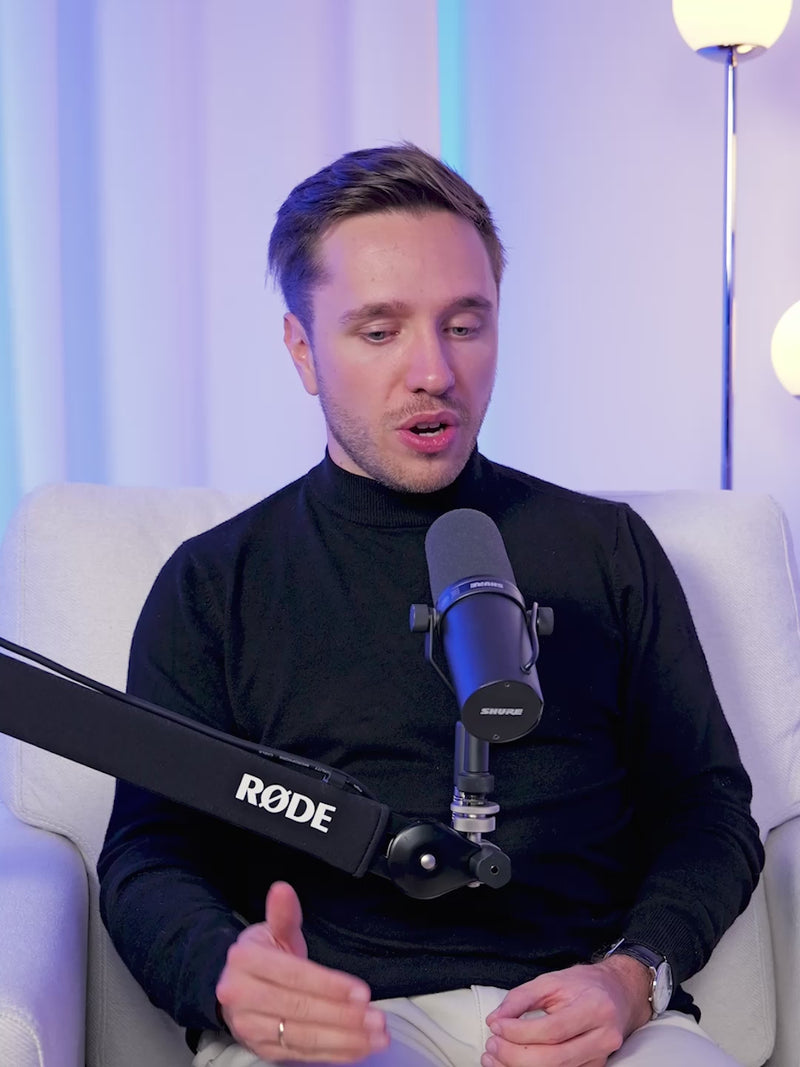 Extrait d'un garçon qui enregistre des contenus vidéo dans notre studio