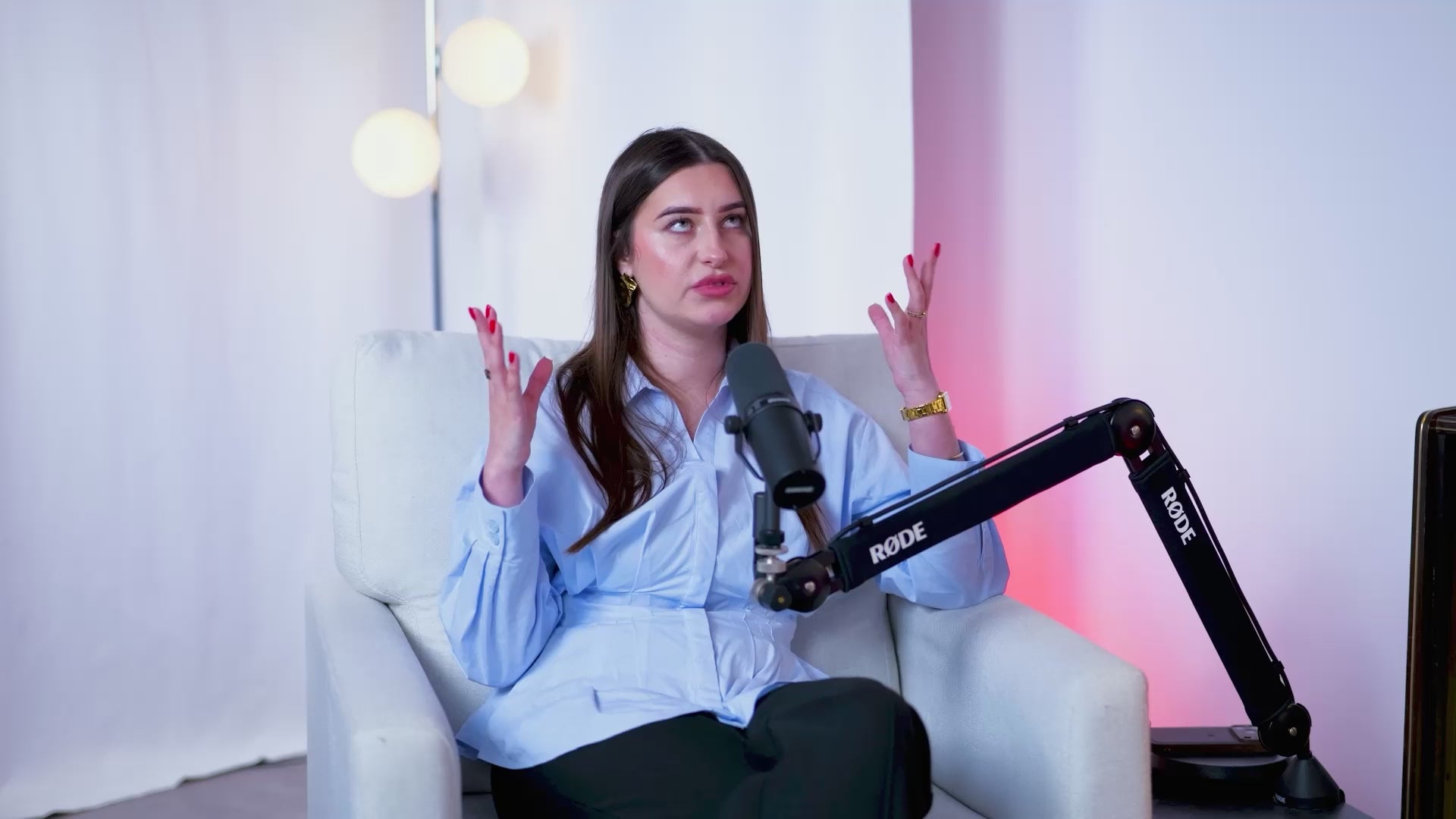 Charger la vidéo : Extrait d'un podcast tourné dans notre studio à Toulouse, d'une jeune femme dans un décor blanc, assise sur un fauteuil blanc