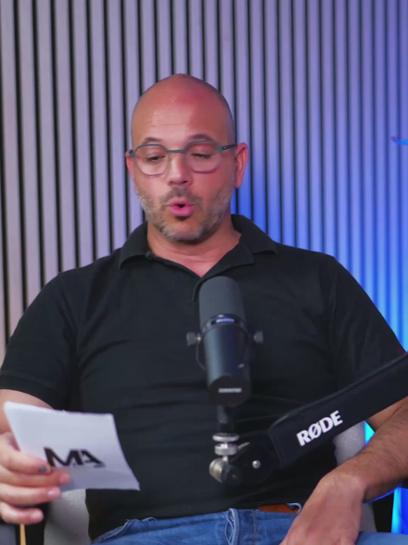 Homme qui présente son podcast en parlant face à la caméra