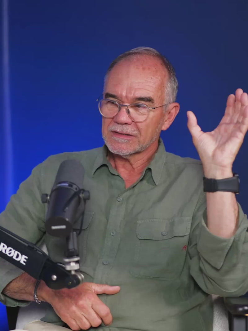 Ancien pilote de chasse qui raconte son parcours dans un podcast sur un fond bleu