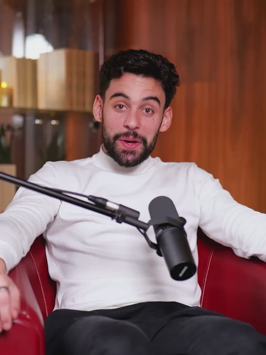 Charger la vidéo : Extrait d'un garçon venu tourner son premier podcast sur le décor boisé de notre studio vidéo à Toulouse