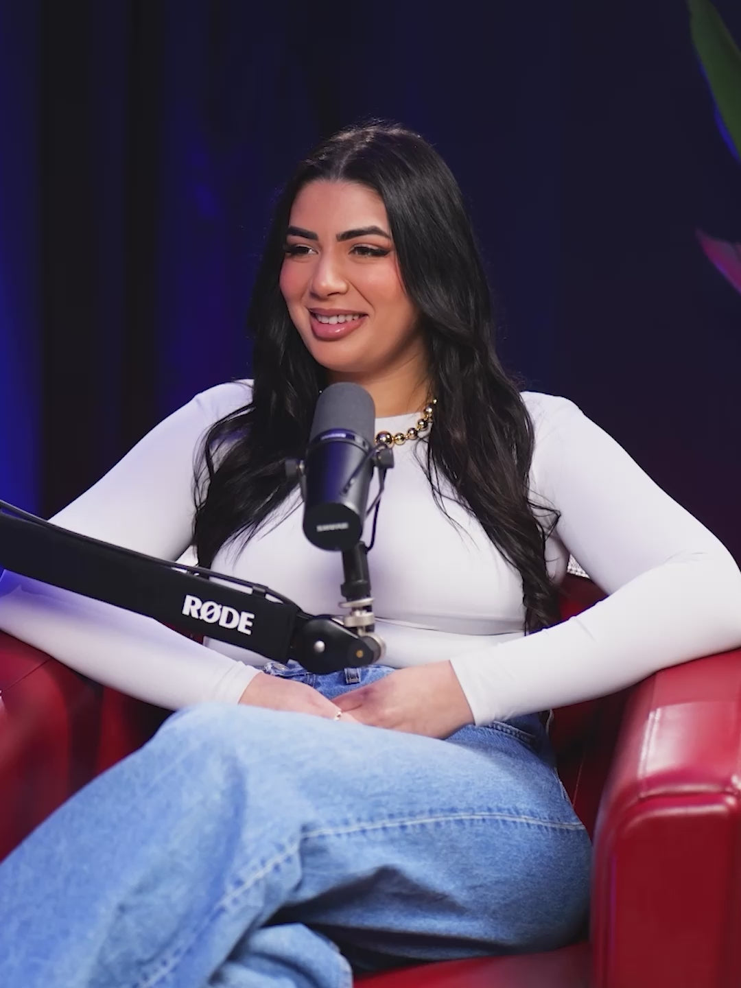 Charger la vidéo : Extrait de Sarah, jeune femme qui a tourné dans un décor de podcast noir avec un fauteuil rouge