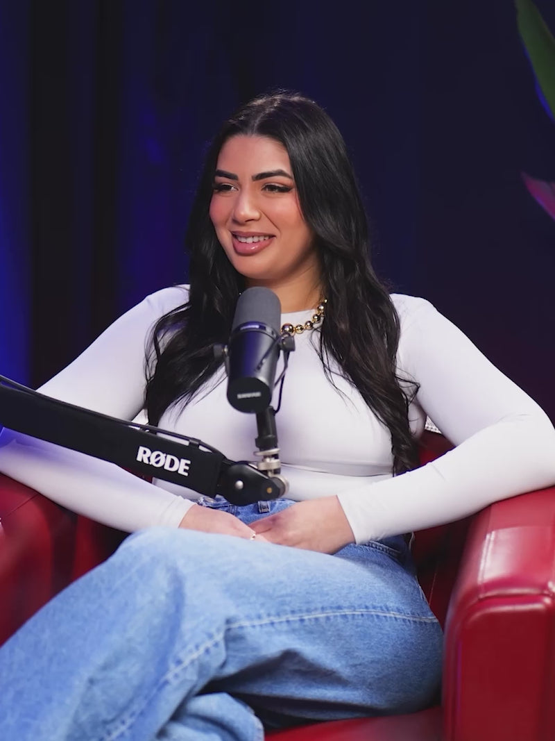 Extrait de Sarah, jeune femme qui a tourné dans un décor de podcast noir avec un fauteuil rouge