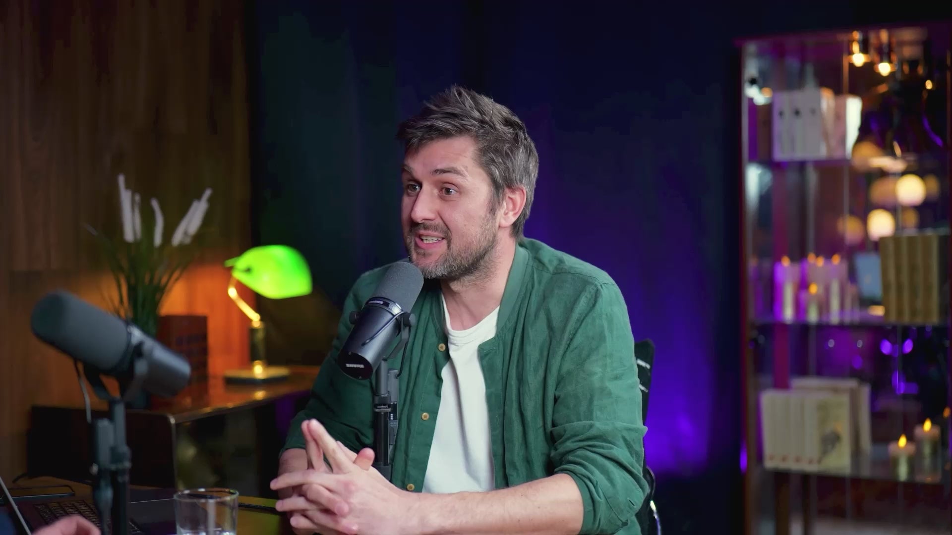 Charger la vidéo : Extrait podcast d'un entrepreneur dans la grande distribution dans notre studio