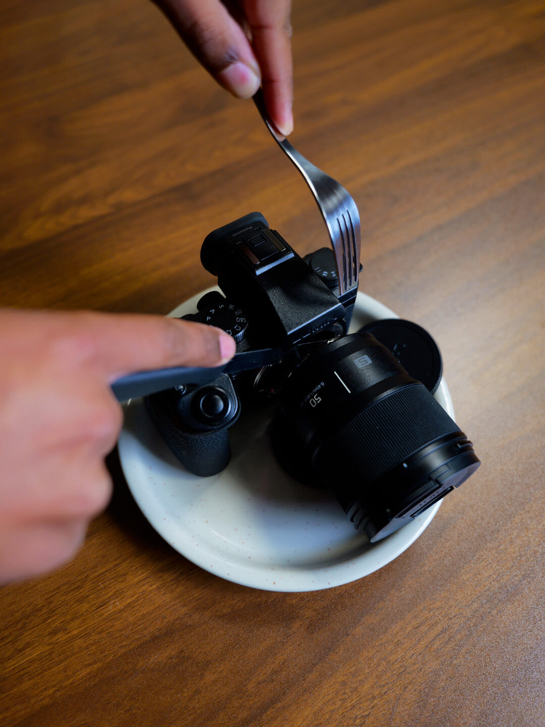 Photo créative d'une personne qui découpe son appareil photo
