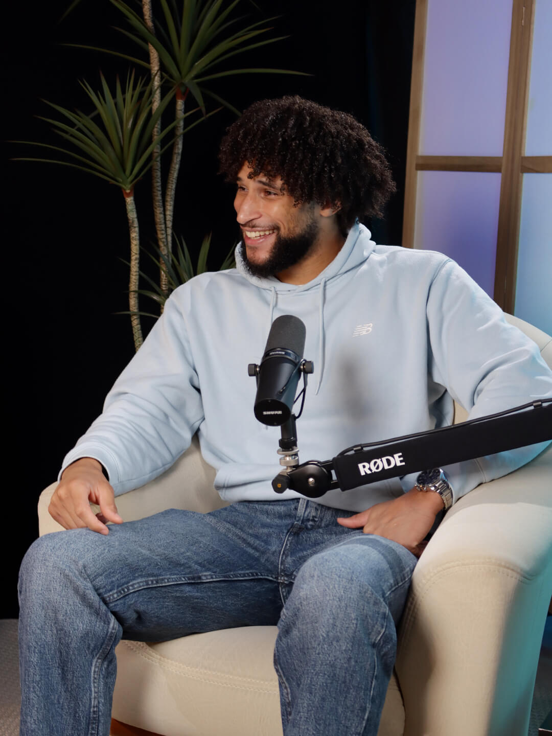 Jeune joueur de MMA assis dans un fauteuil en train de faire un interview vidéo 